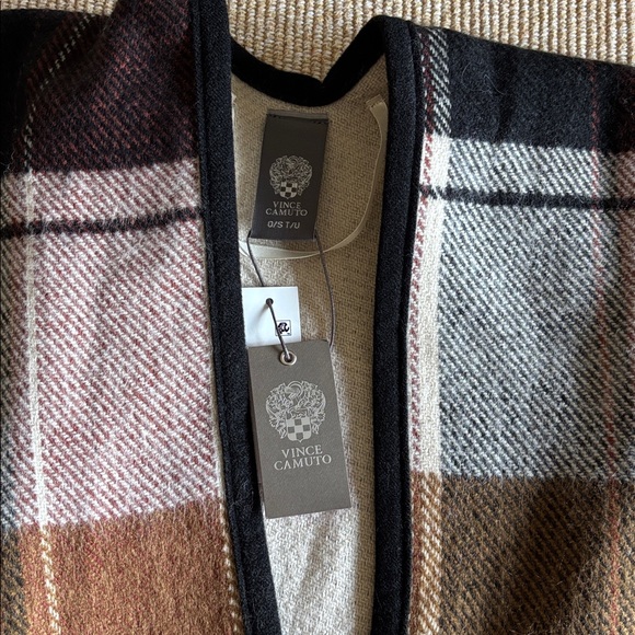 Vince Camuto Women’s Plaid Reversible Poncho with toggle NWT One Size - Picture 6 of 6